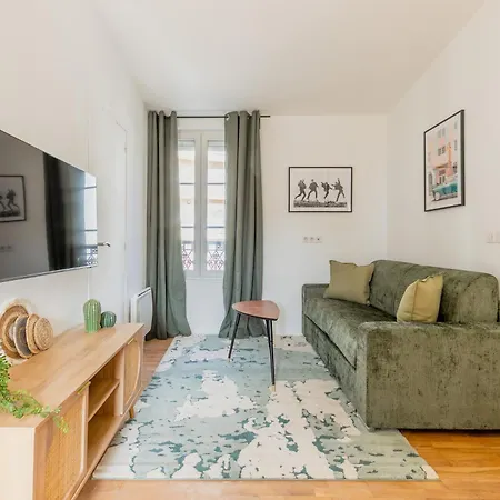 Appartamento Delicate Bathed In Sunlight Parigi